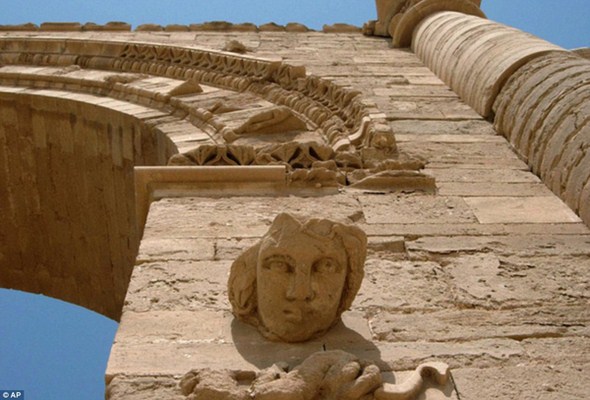 بالصور.. داعش يحطم اثار مدينة حضر التاريخية